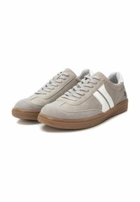 Zapatillas de ante gris con acentos en blanco, punta redonda y suela de goma texturizada. Presentan cordones planos y detalles de costura en la parte superior.