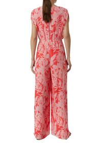 Rote und weiße Blumendruck-Overall mit weitem Bein, kurzen Ärmeln, elastischem Bund und sanfter Stoffstruktur. Rückansicht zeigt nahtloses Design.