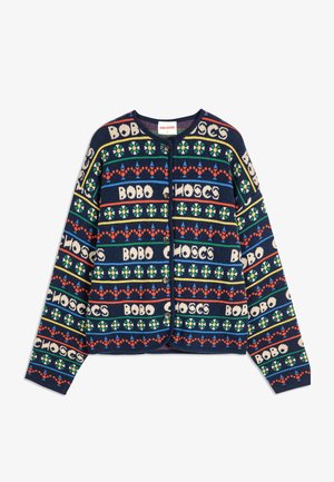 Pleteni kardigan s modrom osnovom, s višebojnim uzorkom teksta i geometrijskim dizajnom. Ima okrugli izrez i kopčanje na dugmad.