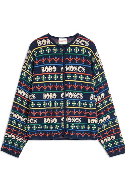 Cárdigan de punto con base en color navy, con patrones multicolores de texto y diseños geométricos. Tiene un cuello redondo y cierre de botones.