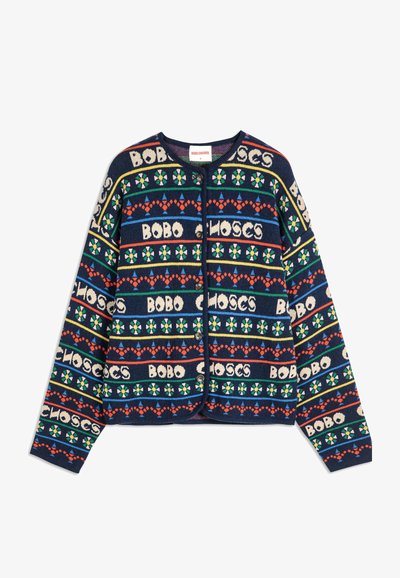 Cárdigan de punto con base en color navy, con patrones multicolores de texto y diseños geométricos. Tiene un cuello redondo y cierre de botones.