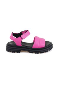 Rosa Leder-Sandalette mit zwei breiten Riemen und einem verstellbaren Knöchelriemen. Schwarze Gummisohle mit strukturiertem Grip.