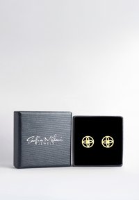 Orecchini a stud color oro con un design circolare che presenta dettagli intagliati, esposti in una scatola regalo foderata in velluto nero.