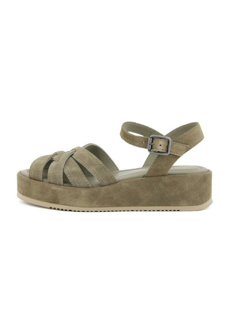 Sandali platform in suede verde con più cinturini incrociati e cinturino alla caviglia regolabile. Presenta una suola piatta spessa e una soletta testurizzata.