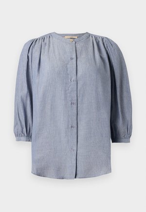 Blusa a maniche lunghe azzurro chiaro con sottili righe verticali, scollo rotondo, chiusura frontale con bottoni, spalle arricciate e polsini elastici.