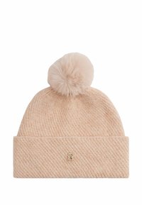 Roze gebreide beanie met een zachte pompon bovenop, met een diagonaal gestructureerd patroon en een gouden logo-accent aan de voorkant.