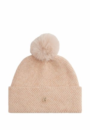 Roze gebreide beanie met een zachte pompon bovenop, met een diagonaal gestructureerd patroon en een gouden logo-accent aan de voorkant.