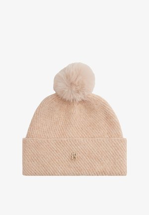 Różowa, dziana czapka z miękkim pomponem na górze, z ukośnym teksturowanym wzorem i złotym logo na przodzie.