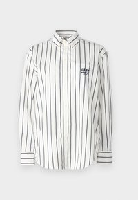 Vit långärmad skjorta med marinblå vertikala ränder, knappad krage, och en vänster bröstficka med broderad logotyp och siffror.