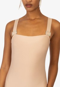 Body a rete nudo aderente con scollo quadrato, spalline larghe e dettagli decorativi in strass sulle spalline. Finitura in tessuto testurizzato.