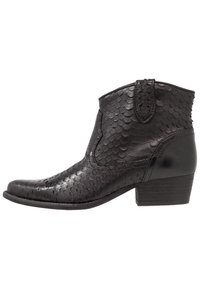 Botas negras hasta el tobillo hechas de cuero texturizado con un patrón de escamas, que presentan un pequeño tacón cuadrado y un diseño de punta afilada.