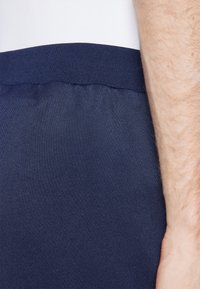 Sergio Tacchini ORION PANTS - Tepláky - navy/red ochre