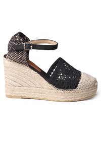 Sandale compensée en espadrille tissée noire avec une plateforme en jute naturel, dotée d'une bride de cheville, d'un bout ouvert et d'un design supérieur en macramé texturé.