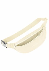 Bauchtasche aus hellbeigem Stoff in geschwungener Form, mit einem Reißverschluss, verstellbarem Tragegurt und dezentem "MELA"-Branding.