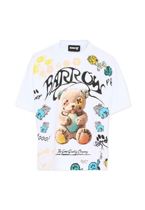 Camicia bianca a maniche corte con design colorati in stile graffiti, che presenta un orsetto logoro con un occhio a forma di bottone e vari elementi in stile cartone animato.