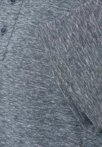 Graues Strick-Polohemd mit strukturiertem Stoff und dezentem Muster, drei-Knopf-Leiste und einer einzelnen Brusttasche.