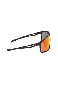 Gafas de sol con montura negra y detalles anaranjados en las varillas. Lentes espejados en color naranja y detalles sutiles recortados en los brazos. Diseño rectangular.
