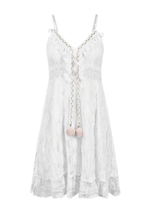 Abito bianco in pizzo con scollo a barca, spalline regolabili e ruches decorative. Presenta un laccio intrecciato con dettagli a pom-pom.