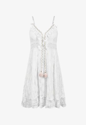 Abito bianco in pizzo con scollo a barca, spalline regolabili e ruches decorative. Presenta un laccio intrecciato con dettagli a pom-pom.