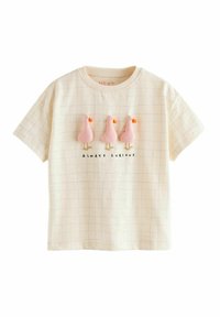 Kremhvid kortærmet bomulds-T-shirt med ternet mønster, med tre pink fugleapplikationer og teksten "ALWAYS CURIOUS" nedenunder.