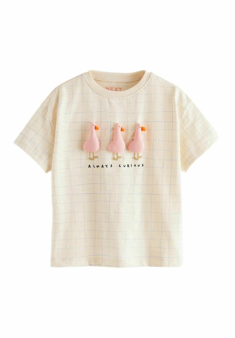 Kremhvid kortærmet bomulds-T-shirt med ternet mønster, med tre pink fugleapplikationer og teksten "ALWAYS CURIOUS" nedenunder.