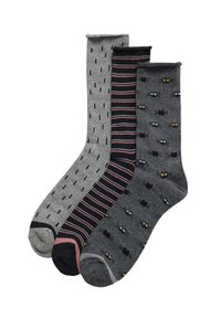 Tres pares de calcetines: gris oscuro con rayas verticales, gris con rayas rosas y grises, y gris con diseños de gatos juguetones. Todos son de longitud media hasta la pantorrilla.