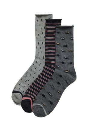 Tres pares de calcetines: gris oscuro con rayas verticales, gris con rayas rosas y grises, y gris con diseños de gatos juguetones. Todos son de longitud media hasta la pantorrilla.