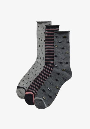 Tres pares de calcetines: gris oscuro con rayas verticales, gris con rayas rosas y grises, y gris con diseños de gatos juguetones. Todos son de longitud media hasta la pantorrilla.