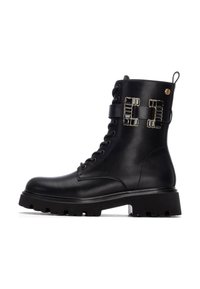 Botas negras de cuero hasta el tobillo con cordones en la parte delantera, suela de plataforma gruesa y hebillas decorativas en el lateral. Presentan un acabado texturizado y un tirador.