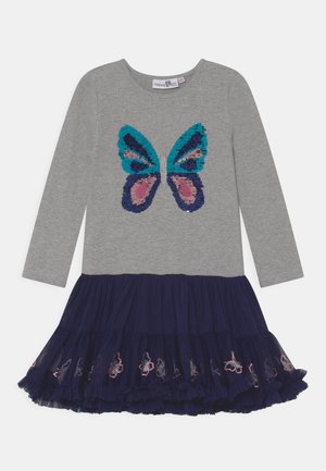 Vestido gris de manga larga con mariposa azul y rosa con lentejuelas en el pecho, falda de tul azul marino en capas con mariposas bordadas a lo largo del dobladillo.