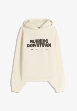 Kremowa bluza z kapturem z kieszenią kangurką, opuszczonymi ramionami i graficznym nadrukiem z napisem "RUNNING DOWNTOWN" w wyraźnych czarnych literach.