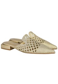 Mules de dorado tejido con punta afilada, diseño de trenzado abierto y tacón bajo cuadrado. Superficie texturizada con un acabado suave y brillante.