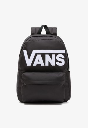 Černý látkový batoh s velkým bílým logem Vans. Má přední zipovou kapsu a polstrované ramenní popruhy pro pohodlí a oporu.
