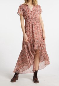 Abito maxi floreale con scollatura a V, maniche corte e svolazzanti, e orlo asimmetrico. Realizzato in tessuto leggero e trasparente in tonalità di rosa e rosso.