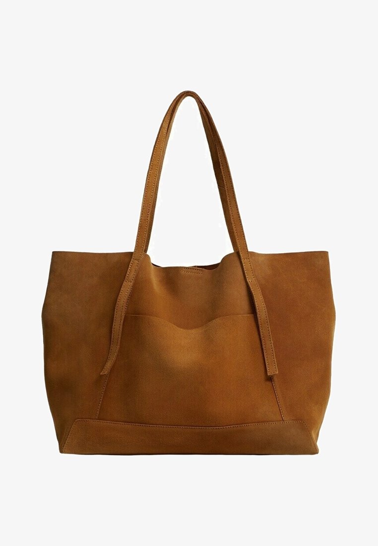 Brązowa torebka tote z zamszu z dwoma długimi uchwytami i przednią kieszenią, prostokątna forma z lekko opadającą strukturą.