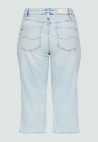 Pantalon capri en denim bleu clair à coupe droite, avec deux poches arrière et des coutures contrastées. Texture lisse, design décontracté.