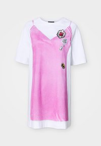 TROMPE L'OEIL T SHIRT DRESS - Jerseykleid - white/pink