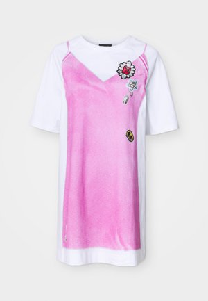 MARC JACOBS, TROMPE L'OEIL T SHIRT DRESS - Džersejové šaty - white/pink