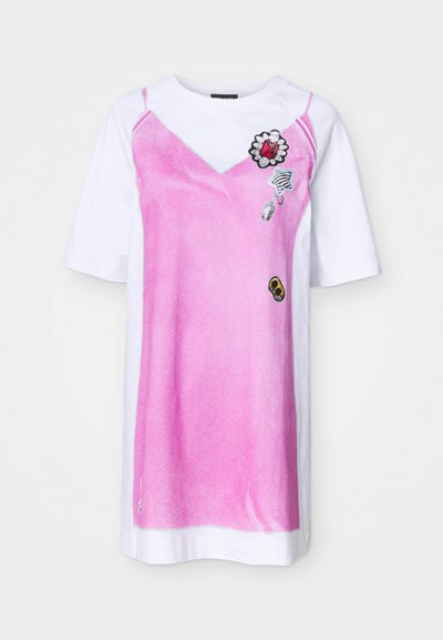 Rozā un baltā īsām piedurknēm kleita ar gradienta dizainu, v-veida kakla izgriezumu un izšūtiem laukumiem dažādās formās un krāsās.