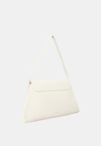Borsa a tracolla in pelle bianca con un design strutturato e chiusura a patta. Presenta una lunga e sottile tracolla. Texture liscia con logo impresso.