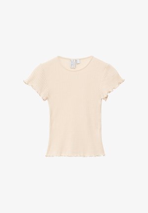 Beiges, geripptes Kurzarmshirt mit rundem Ausschnitt und Rüschen an den Ärmeln und am Saum, flach auf weißem Hintergrund liegend.