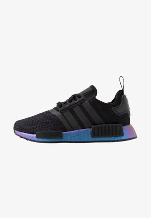 Czarny dziany sneaker z czarnymi paskami i gradientową podeszwą w odcieniach niebieskiego i fioletu, wyposażony w uchwyt z tyłu i czarne wiązanie na sznurówki.