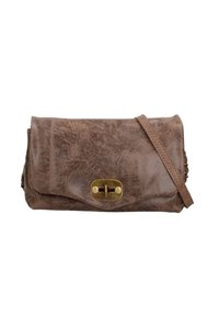 Clutch in pelle marrone con finitura testurizzata, chiusura in metallo dorato e tracolla removibile. Forma rettangolare compatta.
