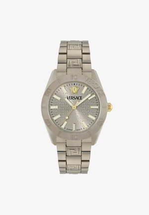 Versace-Uhr mit grauem Metallarmband, achteckigem Gehäuse und silbernem strukturiertem Zifferblatt mit goldenen Akzenten und eingraviertem Logo; wasserdichtes Design.