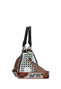 Bolso Texturizado con un cuerpo blanco y puntos negros, detalles en cuero marrón y una correa estampada. Dos asas negras en la parte superior.