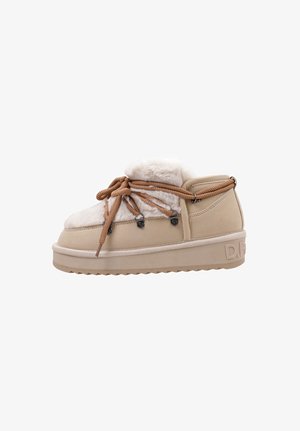 Botines beige con suave forro de piel sintética, punta redonda y detalles en marrón en los cordones. Presentan paneles laterales texturizados y una suela gruesa.