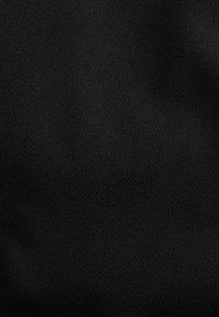 Melnā teksturētā auduma ar smalku austu izskatu, kuram ir gluda virsma un konsekventa monohromā krāsa.