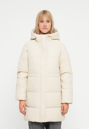 Beige polstret jakke med hætte, der har lynlås lukning og syede sektioner. Designet har en afslappet pasform og lange ærmer.