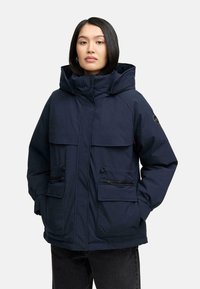 Marineblauwe waterdichte parka jas met een grote capuchon, twee voorzakken en ritszakken aan de zijkanten. Voorzien van verstelbare trekkoorden en een logo patch.