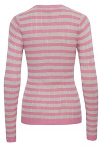 Ribbad långärmad tröja med växelvis rosa och ljusgrå horisontella ränder. Rund hals och figurnära silhuett. Mjuk textur.